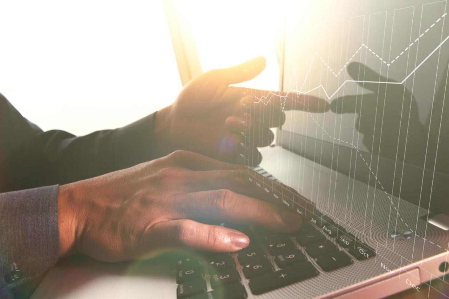 Teilnehmer analysieren KI-Entscheidungsmodelle in strukturierter Seminarumgebung